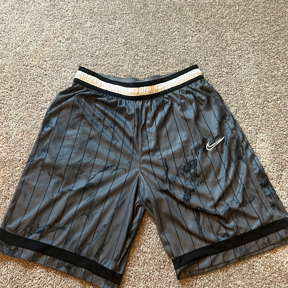NWT nike men’s basketball shorts size large. Loose fit.